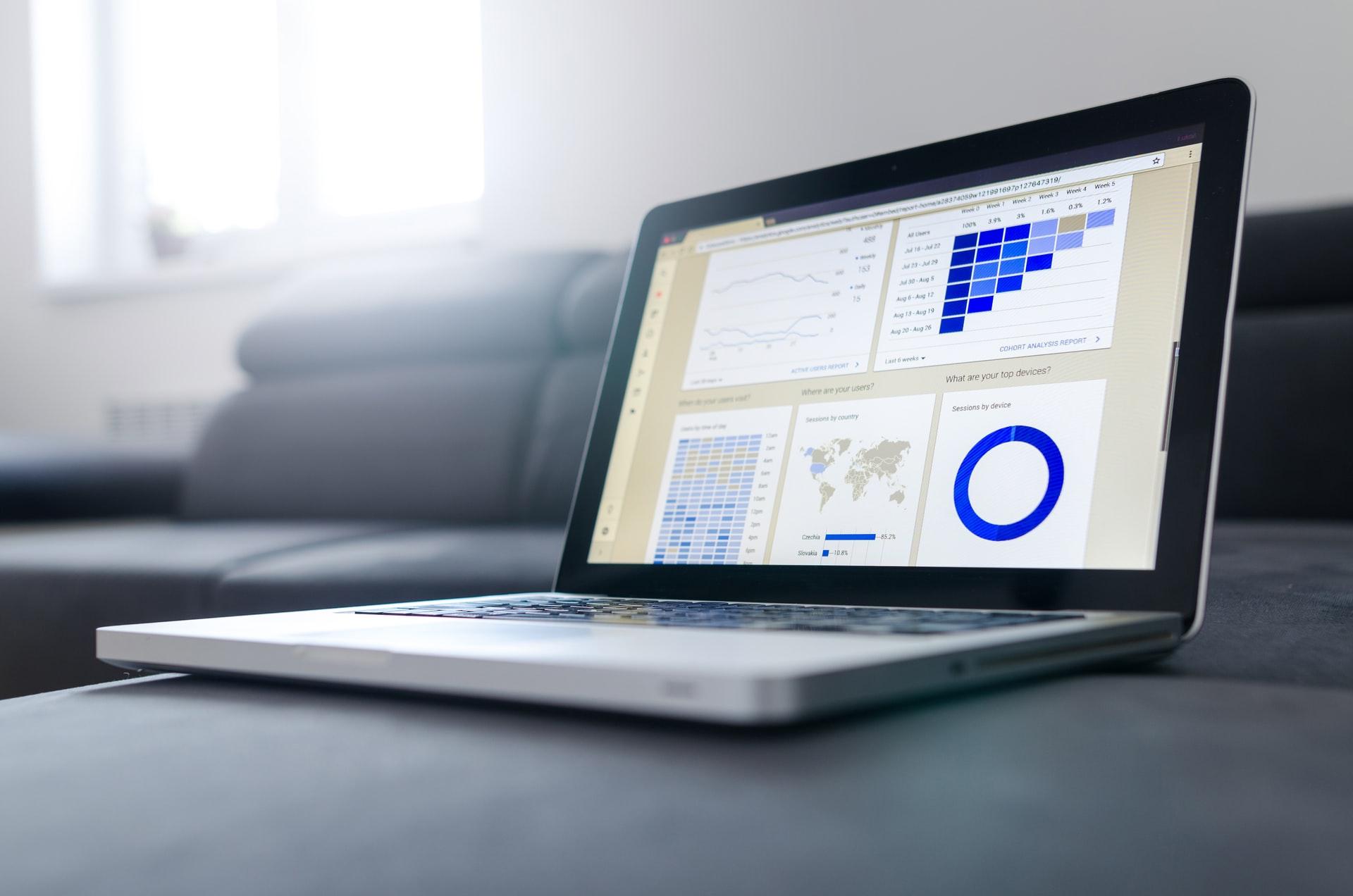 google data studio kannettavan tietokoneen näytöllö